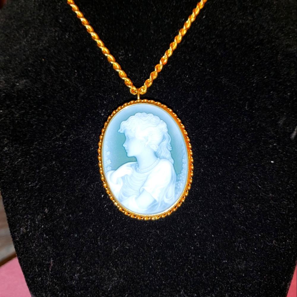 Green Agate & Shell Cameo Pendant/Brooch in 18K Solid Gold